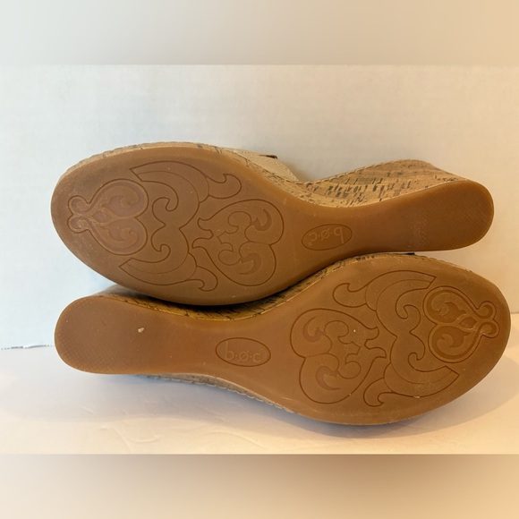 b.o.c Born Concept tan floral accented wedge open toe leather sandals size 9 - Picture 8 of 9